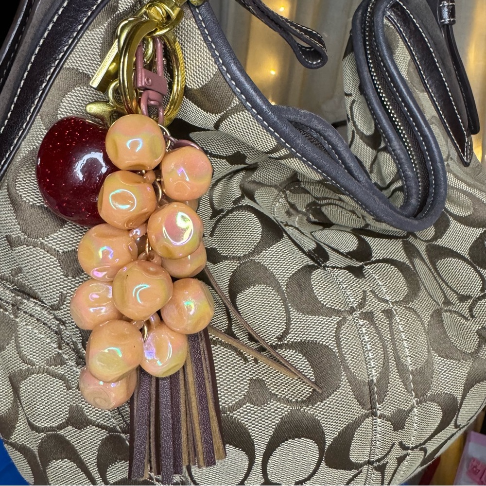 🎂 Beaded Grape Cluster Charm Keychain - Picture 8 of 8